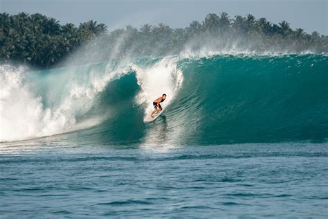 Spot Surfing Terbaik Kelas Dunia Yang Ada Di Indonesia