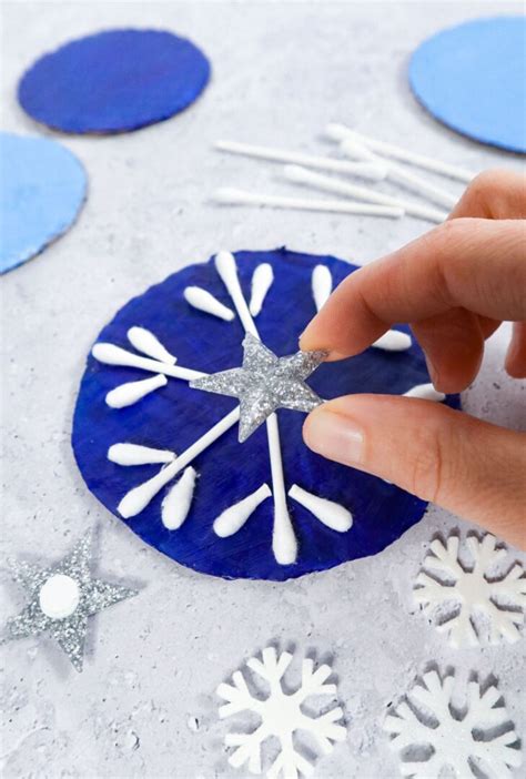 Q-Tip Snowflakes - Craftsy Hacks