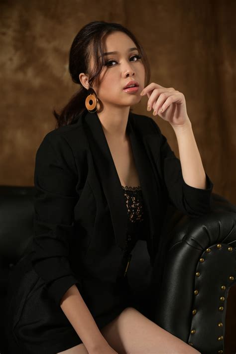 Sau scandal chat sex lộ ảnh sex top Hoa hậu Việt Nam Ngọc Huệ cưới chồng Hàn Quốc Sao