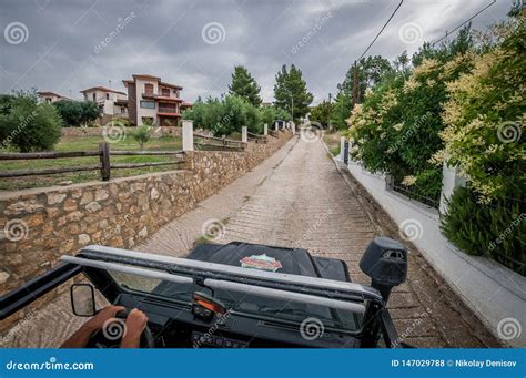 Tierra Rover Defender Del Coche De Suv Que Conduce En El Campo A