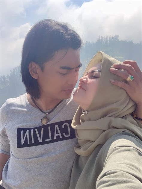 6 Potret Mesra Charly Van Houten Dan Istri 15 Tahun Menikah Makin