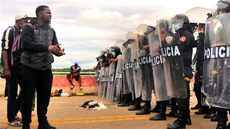 Watch Noticias Telemundo Highlight Autoridades en Perú bloquean la