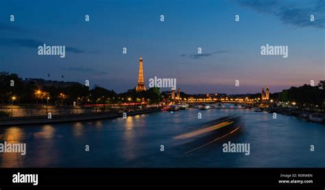 Der Eiffelturm Aus Ber Dem Fluss Seine In Der Nacht In Paris