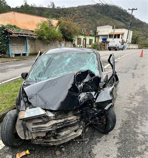 Motorista Morre Ao Bater Carro Contra Poste Em Rio Claro Sul Do Rio E