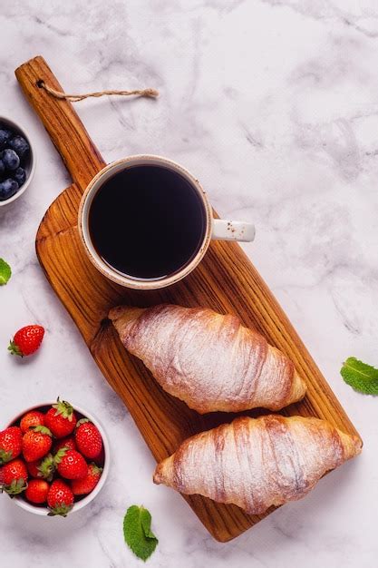 Desayuno Con Croissants Y Frutas Frescas Foto Premium