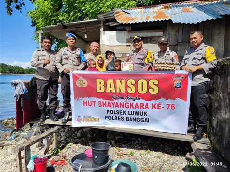 Sambut Hari Bhayangkara Ke 76 AKP Candra Salurkan Sembako Kepada Warga