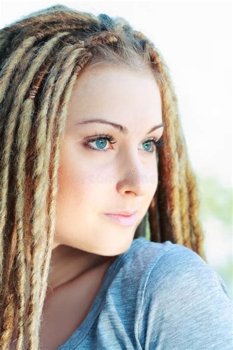 Femme Avec Des Dreadlocks Photo Stock Image Du Fille 31855056