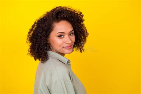 Foto De Perfil De Una Jovencita Linda Y Rizada Que Usa Camisa Gris