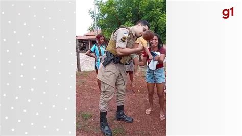 Vídeo mostra desespero de mãe enquanto policial salva bebê que se