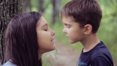 Portrait Un Petit Garçon Embrasse Avec Une Petite Fille Et étreint