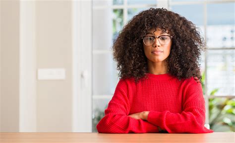 스마트 얼굴 심각한 생각에 자신감 표현으로 안경을 착용 하는 아프리카계 미국인 여자 감정에 대한 스톡 사진 및 기타 이미지