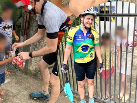 Grupos de pedal de Joinville promovem ação de Natal no Morro do Amaral