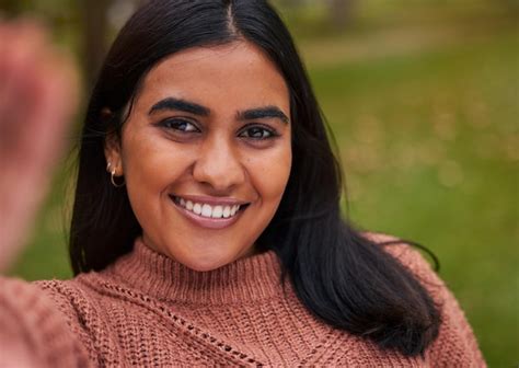 Sorriso De Selfie E Mulher Feliz No Parque Natural Para Relaxar Feliz E