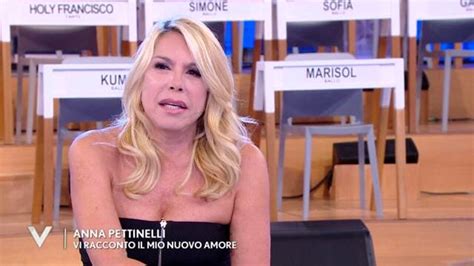 Anna Pettinelli si è fidanzata l annuncio a Verissimo