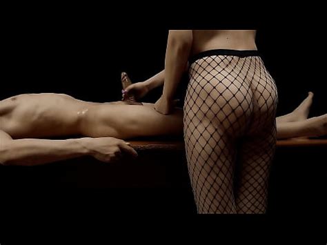 Masajista desnuda con un gran culo masturbándose la polla XVIDEOS