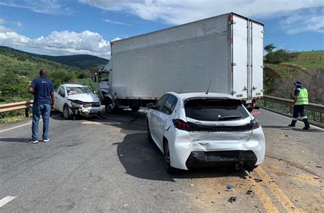 Acidente entre carros caminhão e carretas é registrado na Serra do