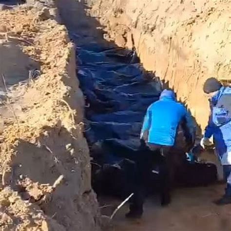 Mass graves in Ukraine: Battered cities are digging makeshift burial ...