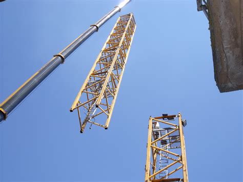 Lancement des travaux Rue René Amand Poitiers Montage de la grue