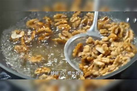 高手把核桃放进滚烫油锅里，出锅瞬间变美食，还是第一次见油锅核桃瞬间