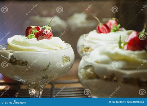 Postre Con Las Fresas Crema Delicada Rebanadas De Torta De Esponja Con