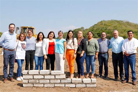 Indira Vizcaíno y Karla Quintana colocan primera piedra del Centro de