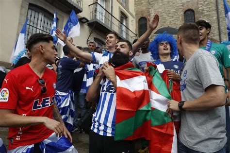 La Fiesta Del Ascenso Del Alav S Parece No Tener Fin En Vitoria Foto