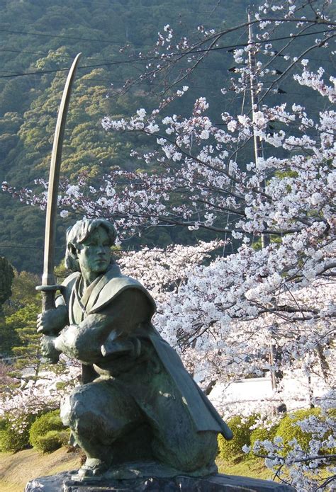 Kojiro Sasaki statue in Kintaikyo, Iwakuni Japan. | Sasaki kojirō ...