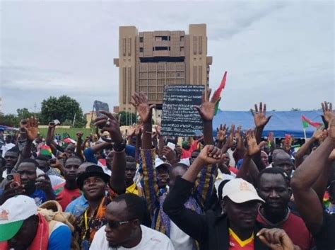 Burkina Faso Des Milliers De Manifestants En Soutien La Transition