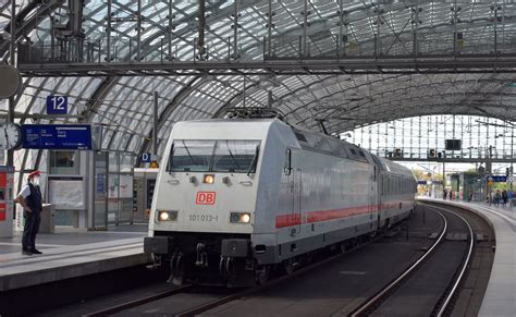 IC 245 aus Amsterdam Centraal fährt mit der DB Fernverkehr AG D 101