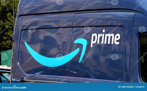 Iconic Logo of the E-commerce Giant AMAZON the Arrow Smile Editorial ...