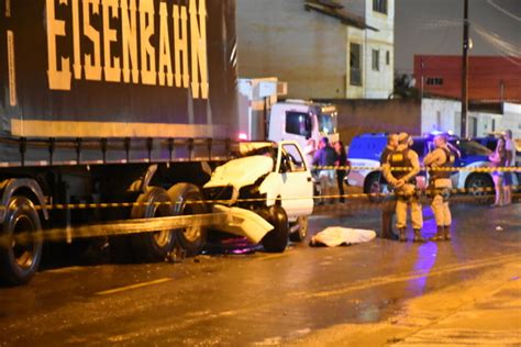 Trag Dia Em Vit Ria Da Conquista Homem Morre Ao Bater Carro Em Carreta