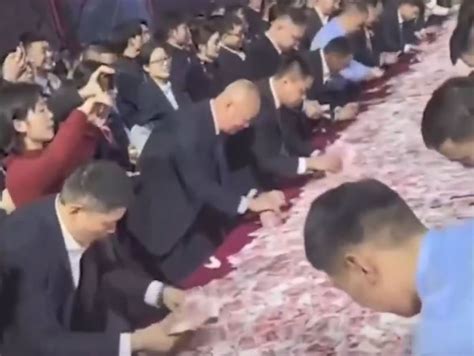 Video Empresa China Regala Millones De D Lares A Sus Empleados