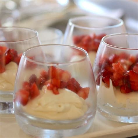 Verrines De Fraises Et Chantilly Au Chocolat Blanc