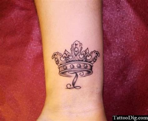 60 Wonderful Crown Tattoos For Your Writs