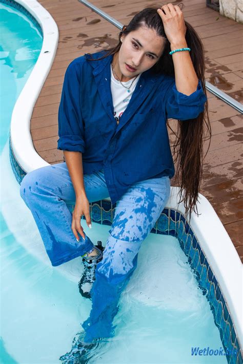 Wetlook Girl Swimming Fully Clothed In Pool Rwetgirlswetlook