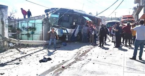 Autobús del transporte público choca contra casa en Tepexi de Rodríguez