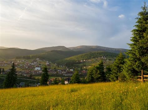 Atardecer En Las Monta As De Los C Rpatos Tarde En Bukovel Ucrania