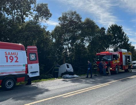 Grave Acidente Deixa Homem Morto Ap S Carro Bater Contra Rvore Na Br