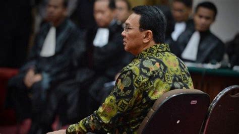 Ahok Lelang 19 Batik Yang Dipakai Sidang Kasus Penistaan Agama