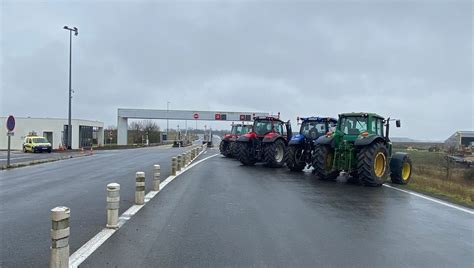 Neuill Pont Pierre Une Quinzaine De Tracteurs Bloquent L Acc S L