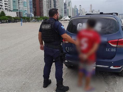 Homem Preso Traficando Drogas Na Faixa De Areia Da Praia Central De Bc