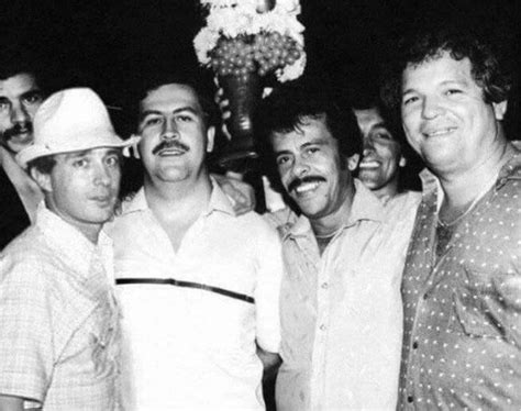 Foto Falsa De Lvaro Uribe Y Pablo Escobar Semana