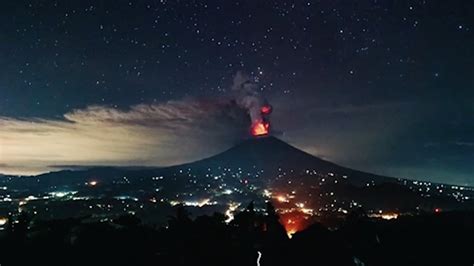 Sopka Mount Agung Na Bali Chrl Oblaka Popela Hroz Dal Erupce