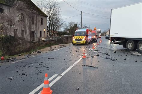 Un Choc Frontal Entre Un Poids Lourd Et Une Voiture Sancoins