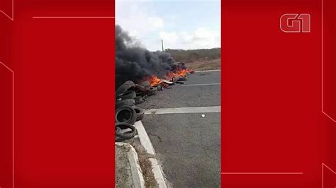 Manifestantes Bloqueiam Cruzamento De Rodovias No Cear Em Protesto