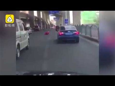 Китаец ездит на дорогах в роликовом костюме - YouTube