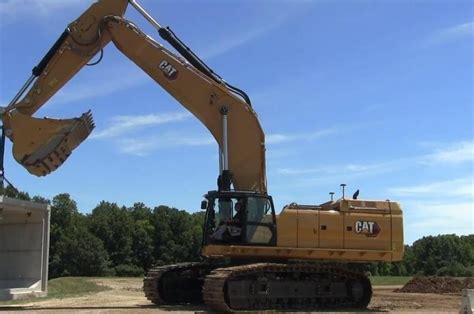 Caterpillar Introduces Straight Boom Excavator From