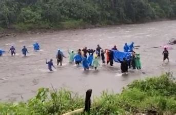 Miris Warga Tandu Jenazah Kilometer Hingga Sebrangi Sungai Gegara