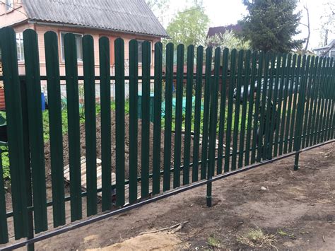 Фото заборов из металлического штакетника - портфолио заборов из ...