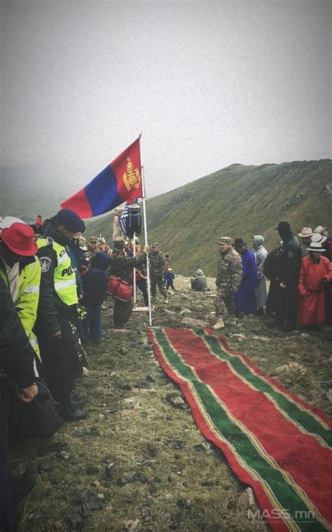 Уул усаа тахихад улаан хивс илүүц биз!